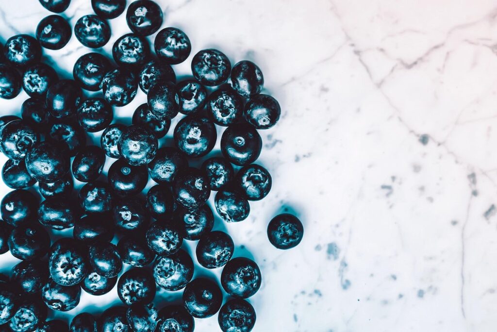 can you plant blueberries raspberries and blackberries together